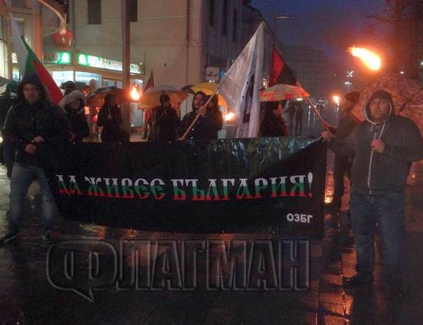Ето ги най-родолюбивите българи! Направиха факелно шествие под дъжда в памет на Апостола (ВИДЕО)
