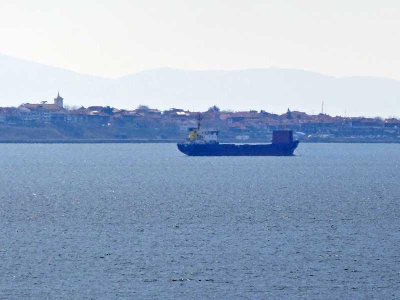 Загадъчен кораб изплаши жители на Стария град в Несебър (СНИМКИ)