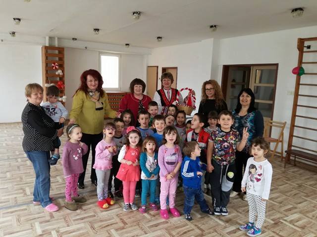 Деца доведоха Баба Марта в сградата на Община Приморско