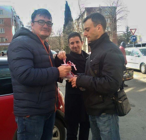 Младежите на БСП втори ден раздават мартеници по всички бургаски комплекси