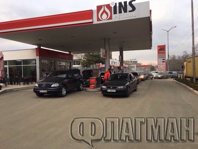 В Бургас бензиностанция „Инс Петрол”  влиза в челен сблъсък с колонката на Марешки