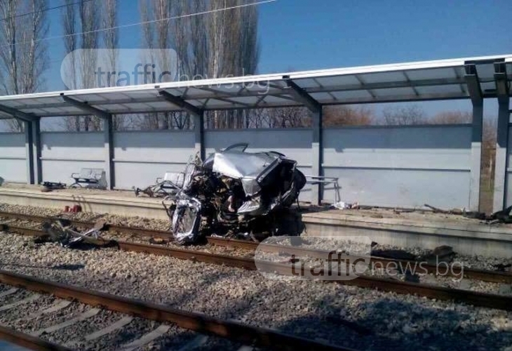 Първи СНИМКИ от жестоката трагедия с отнесената от влак кола в Пазарджик