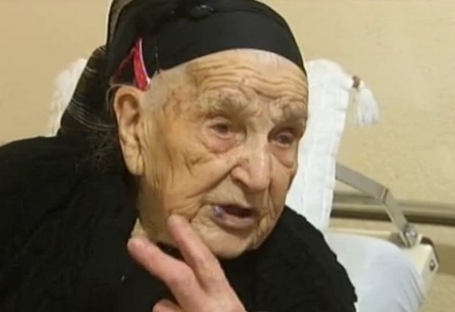 101-годишна баба рецитира стихове на Ботев