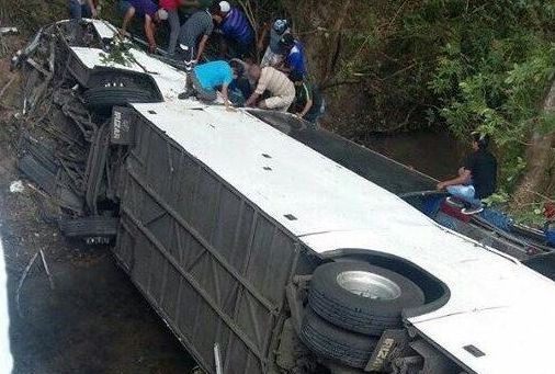 Автобус се преобърна в дере, 16 загинали