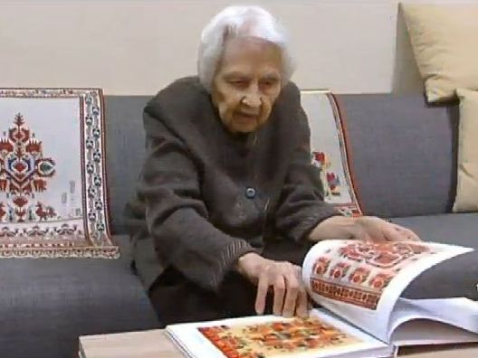 Пенсионерка пази традицията на шевиците, събрала е над 500 модела