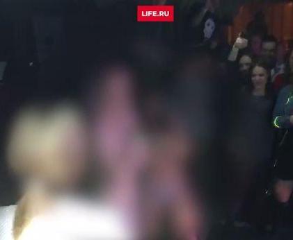 Студентка хвърли дрехите в нощен клуб заради 240 евро (ВИДЕО 18+)