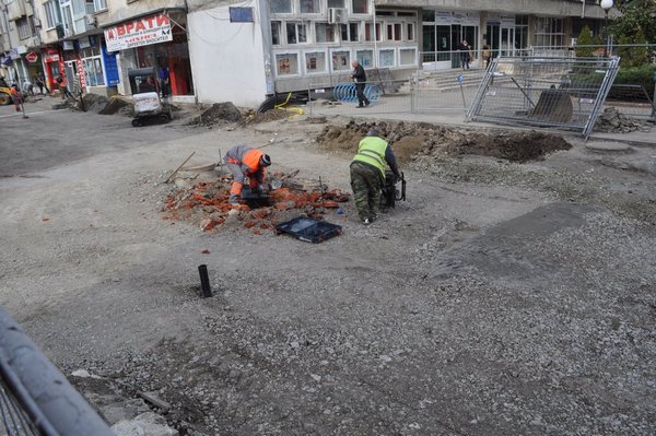 "Фердинандова" с нови водопроводи, подземни контейнери и осветление (СНИМКИ)