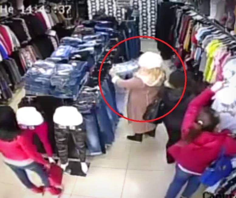 Блондинка краде впити дънки от бургаски магазин, храбра продавачка я хвана в крачка (ВИДЕО)
