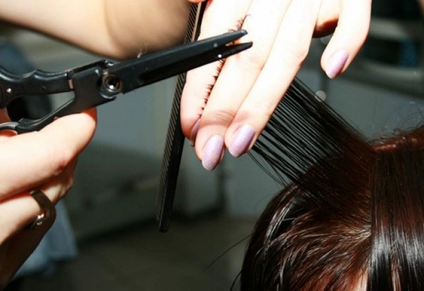 Вижте салона, в който фризьорките подстригват голи (СНИМКИ 18+)