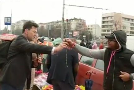 Продавач на цветя към мъжете: Ако не се приберете с роза, цяла година да сте на сухо! (ВИДЕО)