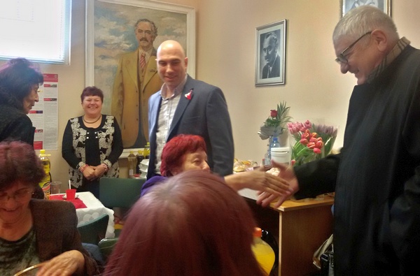 Инж. Петър Кънев и Николай Тишев поднесоха цветя на жените социалистки в Бургас по случай 8 март