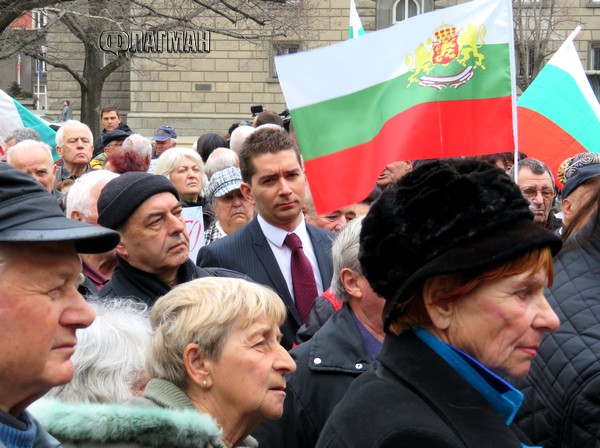 Възрастни хора вдигнаха протест пред президентството – поискаха 350 лв. минимална пенсия (СНИМКИ)