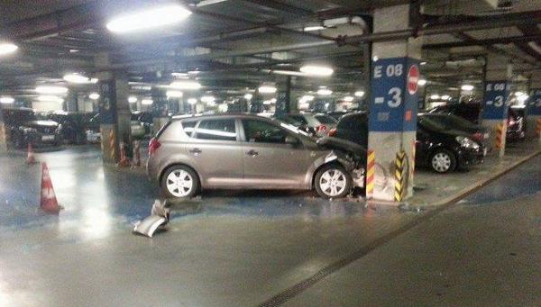 Катастрофа блокира автомобилите в подземения паркинг на столичен мол
