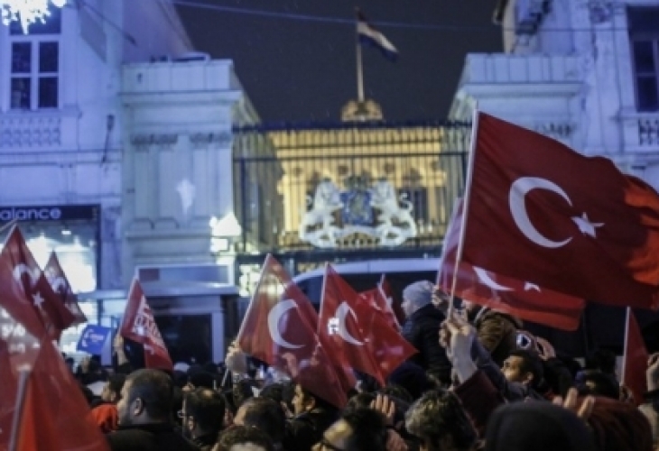 Враждата не стихва: Свалиха знамето на Холандия от мисията в Истанбул, замениха го с турско