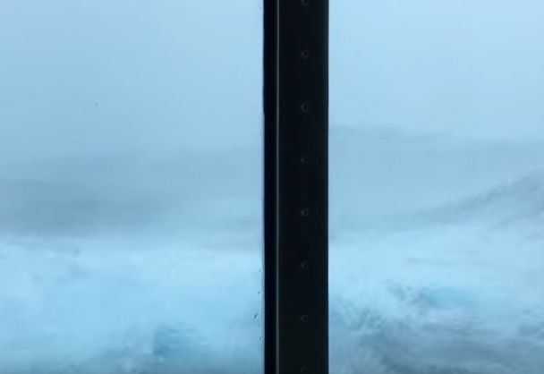 9-метрова вълна „потопи” круизен лайнер (УНИКАЛНО ВИДЕО)