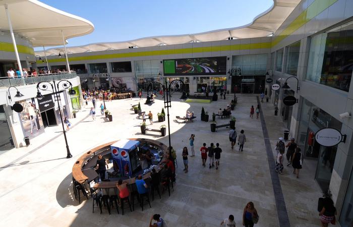 Крадци тарашиха фалиралия мол "Странд" в Бургас, арестуваха ги