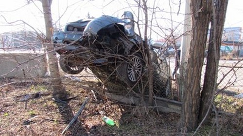 Трагедия! Двама мъже загинаха, след като Пежото им се заби в ограда