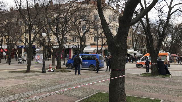 Кървава драма! Бивш полицай се застреля пред Oбщината в Стара Загора