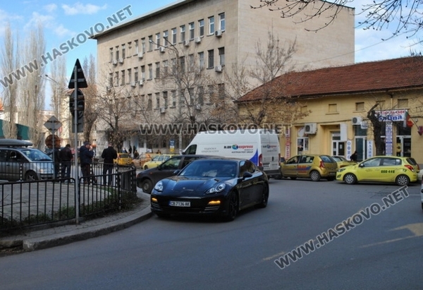 „Шаран” се заби в лъскавото Порше на кметски син (СНИМКИ)