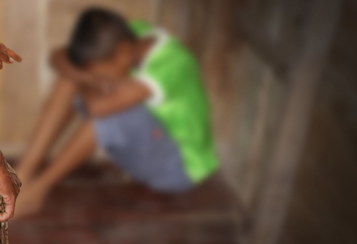 Невиждано зверство: Педофил карал майка да изнасилва 9-годишния си син