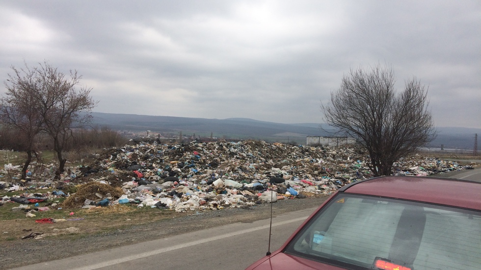 Трупат боклуци край път в Руен