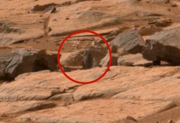 Марсоходът Curiosity се натъкна на тайнствена склуптура на хуманоид (ВИДЕО)