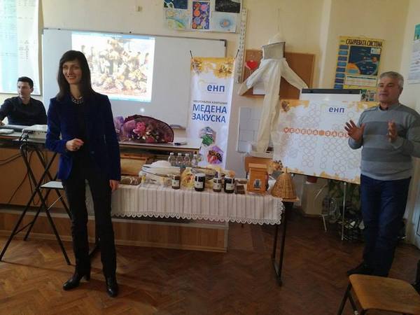 Евродепутатът Мария Габриел даде начало на кампанията „Медена закуска“ в Бургаска област