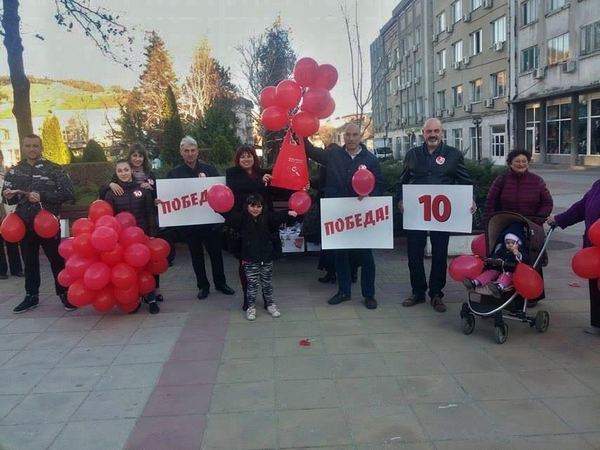 Червени балони полетяха над Айтос