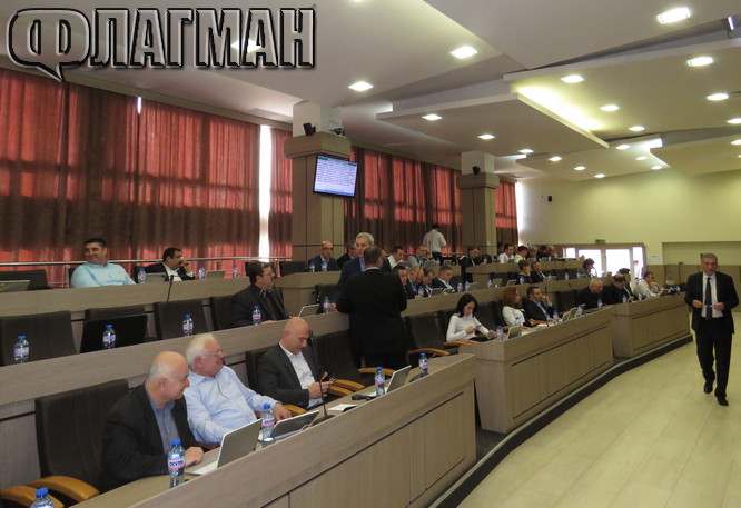 Общинските съветници в Бургас мързеливо претупаха днешната сесия, опозицията замлъкна