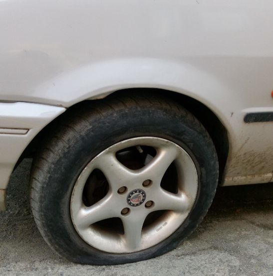 Вандализъм: Режат гуми в Карнобат