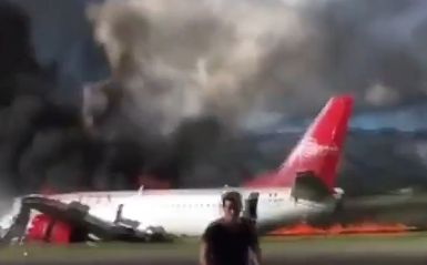 Самолет се запали при кацане в Перу