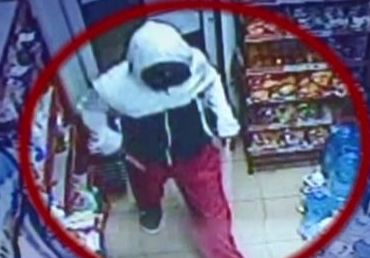 Крадец се опита да обере магазин в бургаския квартал "Долно Езерово", собственикът го подгони с нож (ВИДЕО)