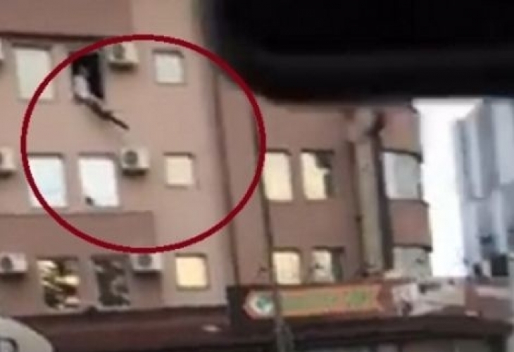 Полугол самоубиец смрази десетки очевидци, иска да скача от столичен хотел