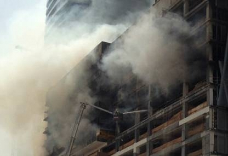 Огнен ад: Пламна пожар до най-големия мол в света (СНИМКА/ВИДЕО)