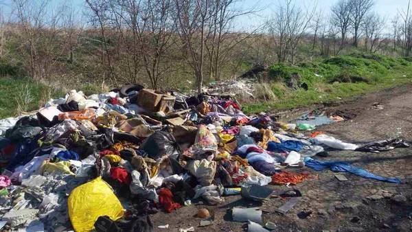 На вниманието на Общината: Незаконно сметище изникна на 7 км от Бургас (СНИМКИ)