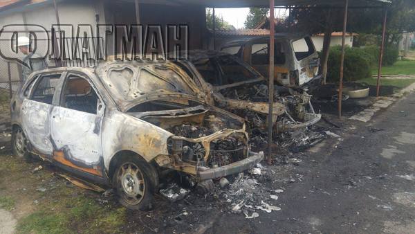 Вижте последствията от огнената стихия, която изпепели 3 автомобила в кв. "Долно Езерово" (СНИМКИ)