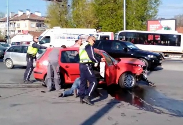 Зрелище! Катаджия бута смачкан голф, вижте защо (ВИДЕО)