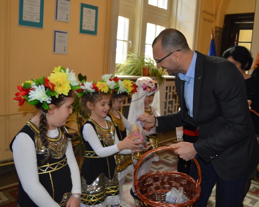 Лазарки наричаха за здраве в Областна администрация Бургас