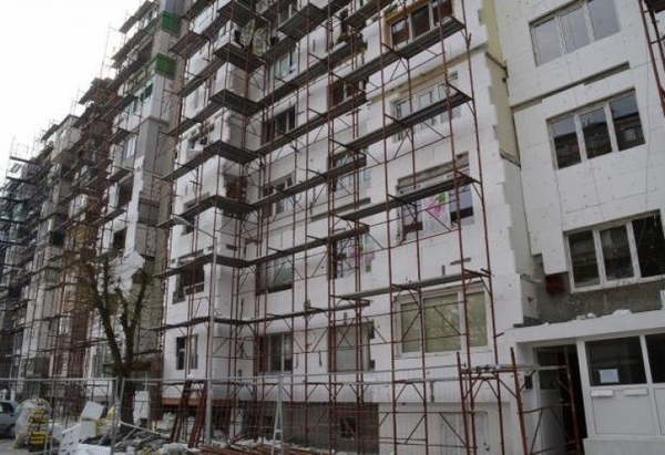 Свалят изолацията на саниран блок, била сложена незаконно (СНИМКА)