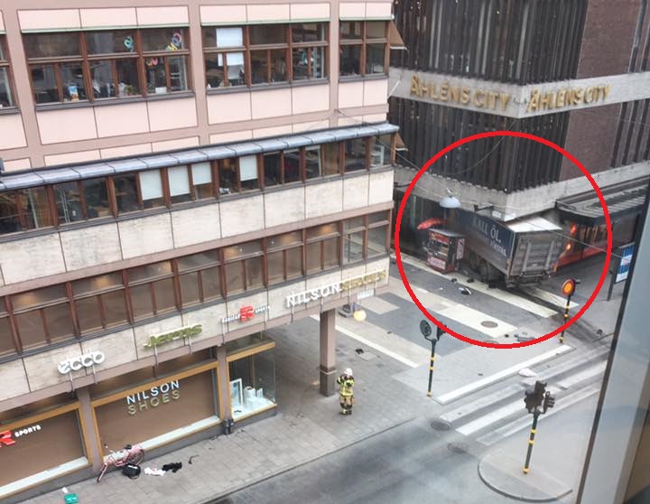 Камионът-убиец се забил в магазин в Стокхолм, има убити (СНИМКИ)