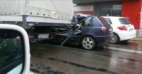 Камион премаза автомобил на кръстовище в бургаския ж.к. „Меден Рудник”