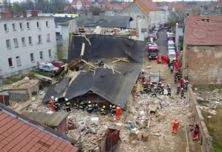 Страшна трагедия в Полша, взрив сравни сграда със земята, има загинали и много затрупани