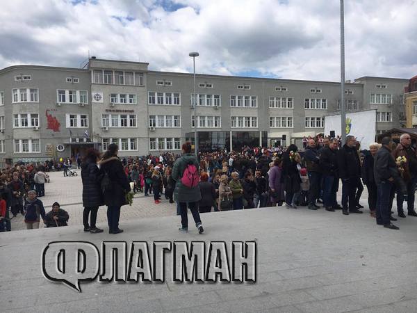 Бургас празнува Цветница! Хиляди извиха опашки пред храм "Св. св. Кирил и Методий"  за върбови клонки (СНИМКИ)