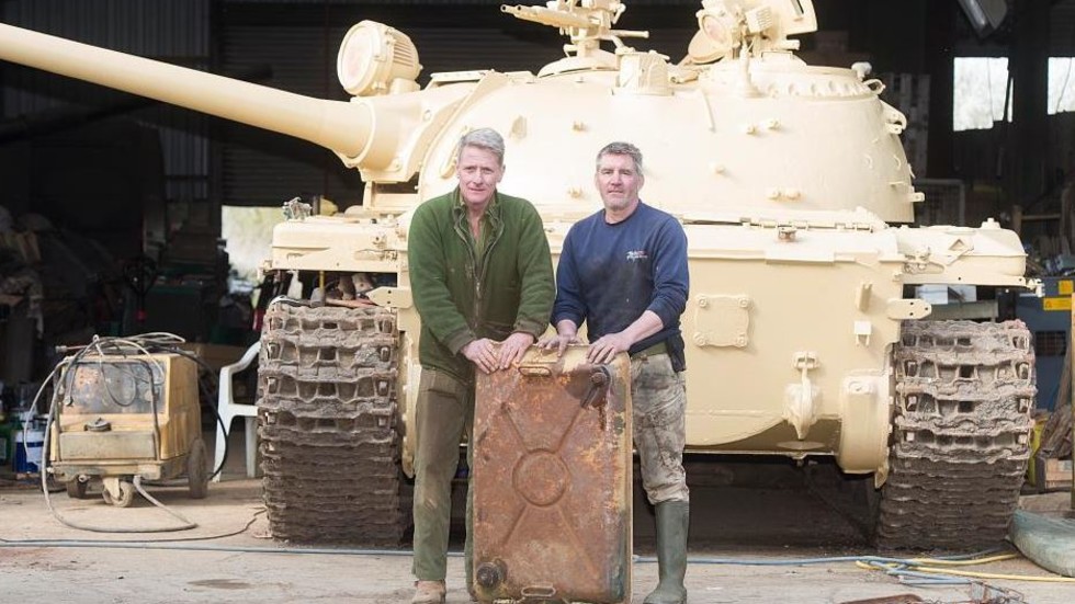 Колекционер си купи танк със златно съкровище в резервоара