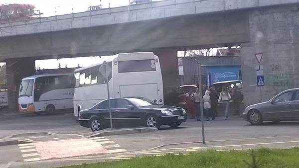 Внимание, шофьори! Катастрофа блокира възлово кръстовище в Бургас (СНИМКИ)
