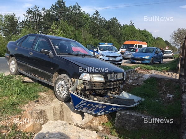 Зверско меле! Волво не спря на "стоп" и се размаза в Опел (СНИМКИ)