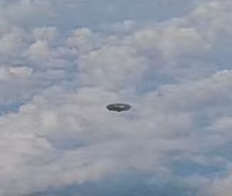 НЛО прелетя край самолет, снимаха го (ВИДЕО)