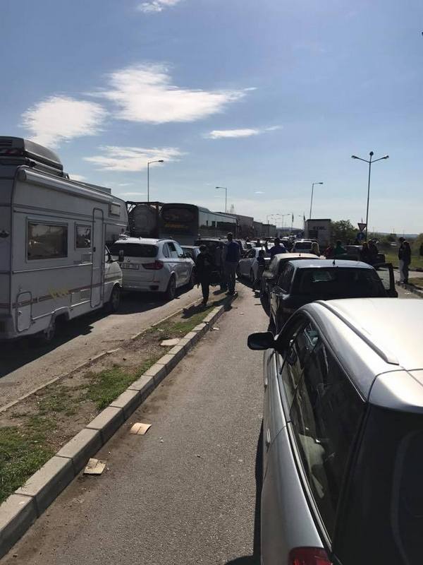 Километрични опашки на българо-турската граница, шофьори чакат с часове (СНИМКА)