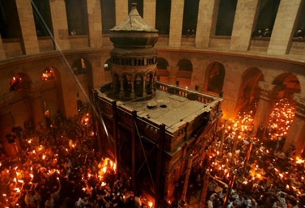 В очакване на чудото: Йерусалимският патриарх разказа за необясними явления на Гроба Господен, има ли опасност днес да не лумне Благодатният огън