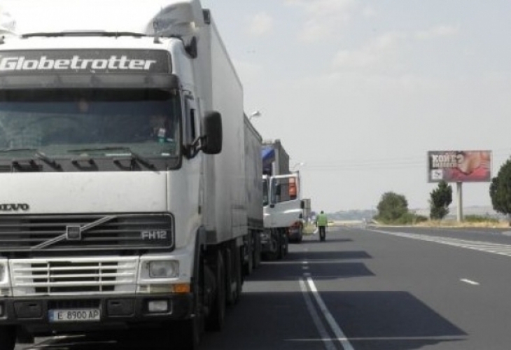 Заради голямото прибиране: Спират тежките камиони по пътищата